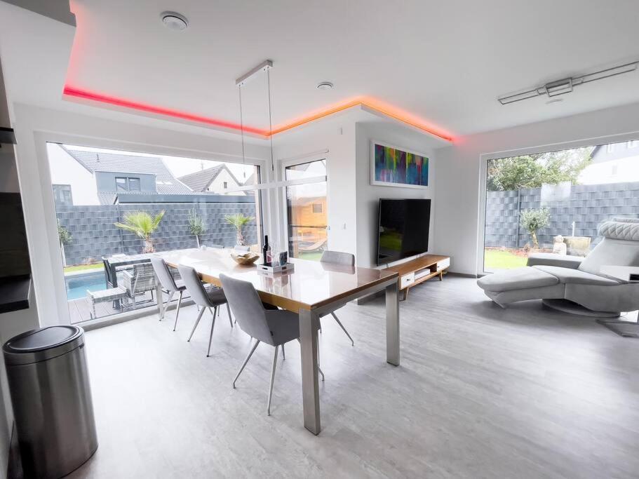 Villa Dreamy Vibes Mit Privatem Pool & Rheinblick Нидеркасел Екстериор снимка